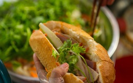 Bánh mì Việt Nam, hành trình từ ổ bánh “thượng lưu” cho đến món ăn đường phố làm kinh ngạc cả thế giới