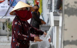 Báo nước ngoài: "ATM gạo" giúp người nghèo Việt Nam qua nỗi vất vả vì COVID-19