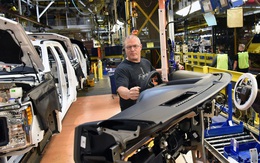 Mở lại nhà máy ô tô thời COVID-19 thế nào: Ford cho mọi công nhân đeo vòng phát hiện người cách xa 2m