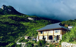 Đẹp ngỡ ngàng 'ngôi nhà gỗ săn mây' trên đỉnh núi ở SaPa