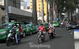 TPHCM cho phép taxi, xe hợp đồng dưới 9 chỗ hoạt động trở lại