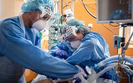 Đau thương trong ICU ở Anh: Y tá rút ống thở, nắm tay an ủi cho đến khi bệnh nhân trút hơi thở cuối cùng