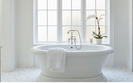 Phòng tắm sang trọng, hiện đại hơn với bồn oval đơn sắc