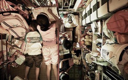 Bi kịch thế giới "nhà chuồng cọp" ở Hong Kong những ngày "cách ly xã hội": Mỗi phòng cả chục người, giãn cách kiểu gì bây giờ?