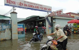 Bệnh viện ngập sâu trong nước sau cơn mưa chiều