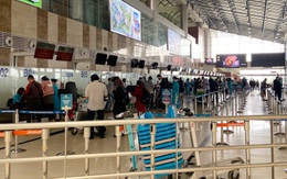 [Ảnh] Sân bay Nội Bài dần đông đúc trở lại sau thời gian cách ly xã hội