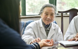 99 tuổi vẫn nhanh nhẹn, khỏe khoắn để khám bệnh, hát karaoke: Bác sĩ Trung Quốc tiết lộ bí quyết đến từ "2 món KHÔNG ăn, 4 việc MIỄN PHÍ cần làm"