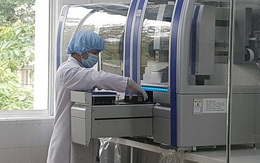 Nhà cung cấp máy xét nghiệm Covid-19 cho Quảng Nam giảm giá từ 7,2 tỉ đồng xuống còn hơn 4,8 tỉ