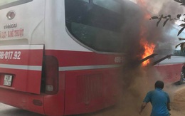 Xe khách bất ngờ bốc cháy, hơn 20 hành khách hoảng loạn tìm cách thoát thân