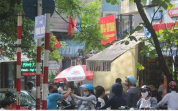 Ảnh: Hàng quán, ô tô đua nhau lấn chiếm vỉa hè ở Hà Nội