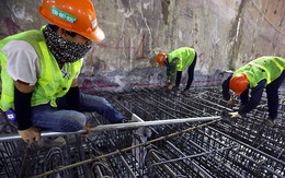 Công nhân làm việc dưới hầm sâu 19 mét ga Nhổn - Ga Hà Nội ngày nắng nóng