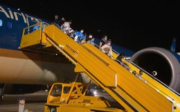 Đón 340 công dân từ Hoa Kỳ hạ cánh xuống sân bay Vân Đồn an toàn