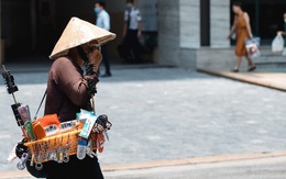 Chùm ảnh: 1 ngày trước khi tạm hạ nhiệt, Hà Nội nắng nóng như "chảo lửa", người dân chật vật mưu sinh dưới nhiệt độ gay gắt