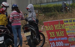 Bảo hiểm xe máy 10.000 đồng mọc lên như nấm ở lề đường Sài Gòn, người mua nguy cơ "tiền mất tật mang"