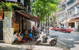 Quán cà phê vỉa hè vừa bé lại cũ kỹ nhất nhì Hà Nội, tồn tại suốt gần thế kỷ với 4 đời tiếp nhận nhưng vẫn đông khách vô cùng, 1 ngày bán cả nghìn cốc
