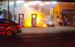 Hà Nội: Xe ô tô lùi trúng cột bơm khiến cây xăng Hào Nam bốc cháy dữ dội
