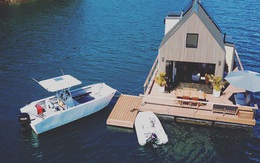 Ngôi nhà nhỏ gọn nổi trên mặt nước, sử dụng năng lượng từ mặt trời nhưng có giá thuê 30 triệu/đêm