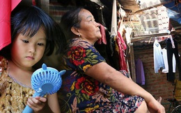 Người nghèo oằn mình trong căn phòng trọ bằng tôn cao chưa đầy 4m dưới nắng nóng 50 độ ở Hà Nội: "Giữa trưa hơi nóng phả xuống không khác gì cái lò nướng cỡ lớn"
