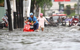 TP HCM: Đường Nguyễn Hữu Cảnh ngập kinh hãi, sóng cuồn cuộn