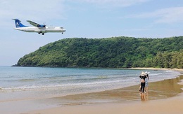 Một sân bay ở Việt Nam khiến ai cũng “khiếp vía” khi lần đầu nhìn thấy: Phi cơ hạ cánh ngay cạnh nơi du khách... tắm biển?