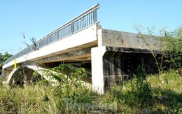 Cầu 32 tỷ 'lọt' giữa sông nhiều năm, đề xuất tăng vốn gấp ba lần làm đường dẫn