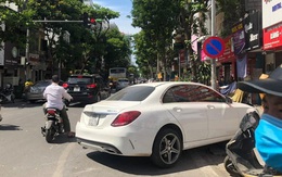 Xế sang Mercedes đâm liên hoàn 4 xe máy trên phố Hà Nội, 2 người bị thương