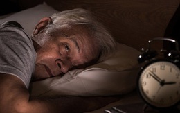 Trước 30 ngủ không thể tỉnh, sau 30 tỉnh không thể ngủ: Nguyên nhân vì sao và nên làm gì?