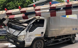 Hà Nội: Xe tải đâm gẫy cột giới hạn chiều cao cầu vượt Tây Sơn, giao thông giữa trưa nắng ùn tắc
