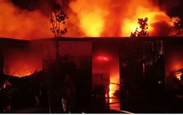 Cháy ngùn ngụt nhà kho 200m2 ở Thanh Trì, Hà Nội ngay trong đêm