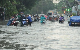Hàng ngàn người chật vật trên các tuyến đường ngập như sông ở TP HCM