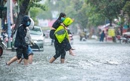 Người Sài Gòn ngã sõng soài trong mưa lớn, sinh viên cõng nhau dưới mưa qua 'biển nước' Thảo Điền