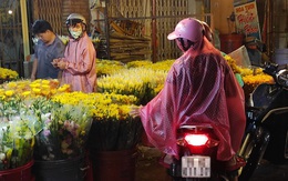 Đêm trước tết Đoan ngọ, người dân đội mưa đến chợ hoa lớn nhất Sài Gòn