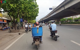 Dòng người chở nhau vô tư đi ngược chiều ở đường Nguyễn Xiển, Hà Nội