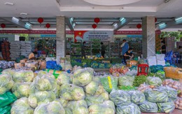 Bên trong siêu thị "dã chiến" cung ứng thực phẩm cho người "đi chợ hộ"