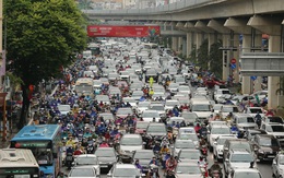 Vật vã vượt 'biển người' tới công sở dưới cơn mưa Hà thành