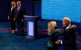 Kết thúc cuộc tranh luận, gia đình Joe Biden thể hiện tình cảm mặn nồng, trong khi nhà ông Trump lại có động thái hoàn toàn trái ngược