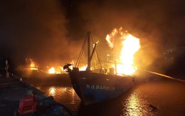 Toàn cảnh hiện trường vụ cháy 4 tàu cá chuẩn bị ra khơi, thiệt hại cả chục tỷ đồng