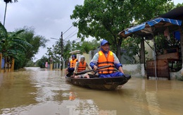 Ngập sâu cả mét, nhiều người Đà Nẵng lội nước, chèo thuyền cả km để đi chợ