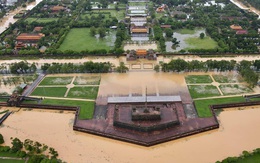 Chùm ảnh flycam: Trung tâm thành phố Huế ngập nặng do mưa lũ kéo dài, nước tiến sát mép cầu Trường Tiền