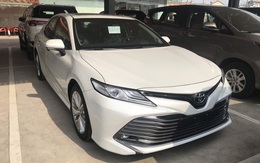 Toyota Camry ‘full option’ dọn kho giá hơn 1,1 tỷ đồng tại đại lý