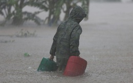 Ảnh: Mưa lũ lịch sử ở Quảng Bình, nước ngập quốc lộ 1A hơn một mét, xe cộ chôn chân hàng km