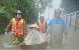 Công an Hà Tĩnh dầm mình trong mưa lũ cõng dân đi sơ tán