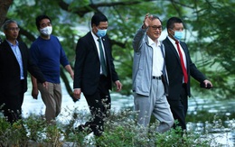 Thủ tướng Nhật Bản Suga Yoshihide đi dạo Hồ Gươm trước khi rời Việt Nam