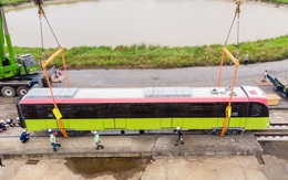 CLIP: Cận cảnh đoàn tàu đường sắt bằng hợp kim nhôm do Pháp sản xuất về đến Hà Nội