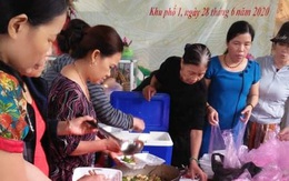 Phụ nữ Quảng Trị nấu ăn miễn phí cho thân nhân của 22 chiến sĩ hy sinh ở Sư đoàn 337 và người dân vùng ngập lũ