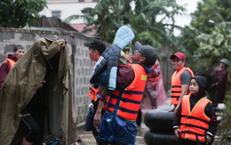 Theo chân đoàn cứu trợ đạp nước dữ vào tâm lũ Quảng Bình tiếp tế cho người dân bị cô lập: Bao nhiêu vất vả bấy nhiêu tình!