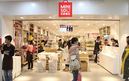 Bán đồ 'Nhật nhái’ giá bèo, 7 năm chưa hề có lãi, điều gì khiến Miniso nổi lên như một thế lực toàn cầu, tăng trưởng vượt cả Uniqlo và Muji?