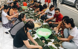 Người Sài Gòn trắng đêm gói 5.000 bánh chưng, bánh tét gửi bà con vùng lũ, tiếp sức cho “khúc ruột” miền Trung