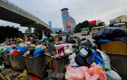 Dân chặn xe vào Nam Sơn, rác lại 'bao vây' đường phố Hà Nội