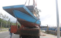 Ngư dân Đà Nẵng hối hả thuê xe cẩu đưa thuyền đi tránh bão số 9